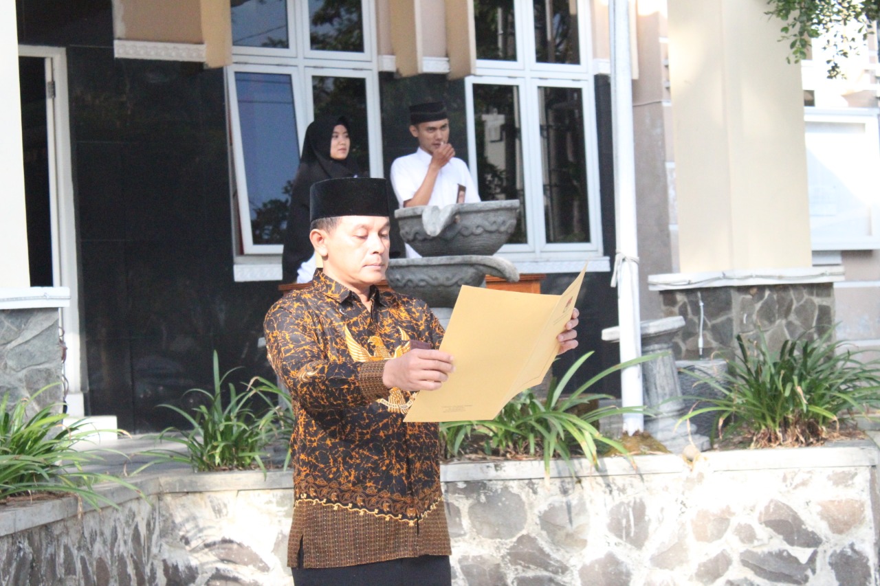 Pelaksanaan Upacara Bendera di KPU Kabupaten Banjarnegara
